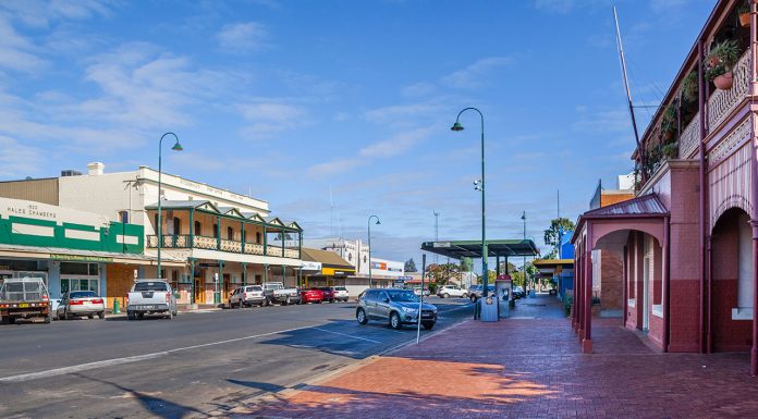 Pharmacists scramble to protect remote communities from COVID-19 COVID-19 cases continue to grow in remote towns such as Bourke