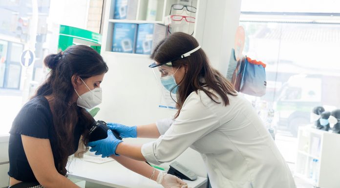 Brisbane pharmacists advised to wear face masks, eye protection PSA recommends all pharmacists in metro Brisbane and Ipswich wear a surgical mask while at work, and eye protection when within 1.5 metres of patients