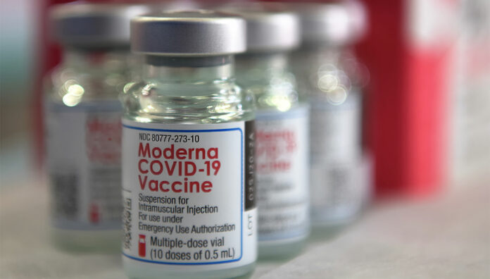 Moderna_COVID-19_vaccine-feature COVID-19 booster