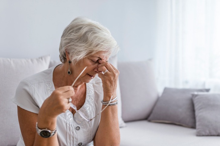 Elderly woman showing fatigue and discomfort, common symptoms of iron deficiency anaemia